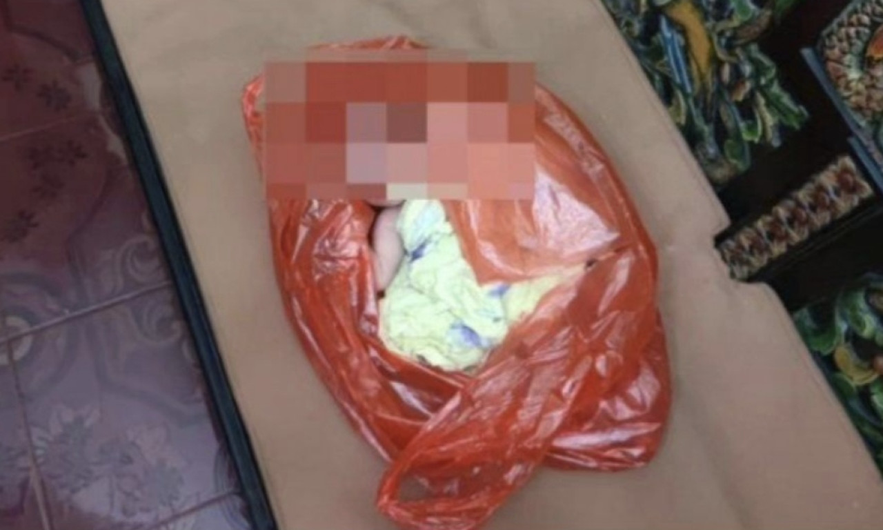 Bayi ditemukan dalam kantong plastik merah. (Tangkapan layar video amatir warga)