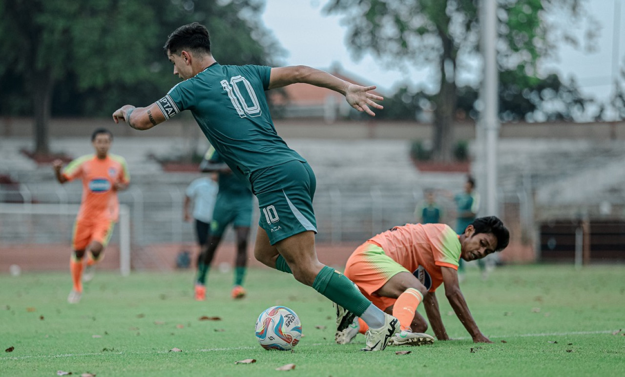 Bruno Moreira saat melewati penjagaan pemain Raka FC dalam sesi pertandingan uji coba, Senin (24/6) lalu. (Foto: Persebaya)