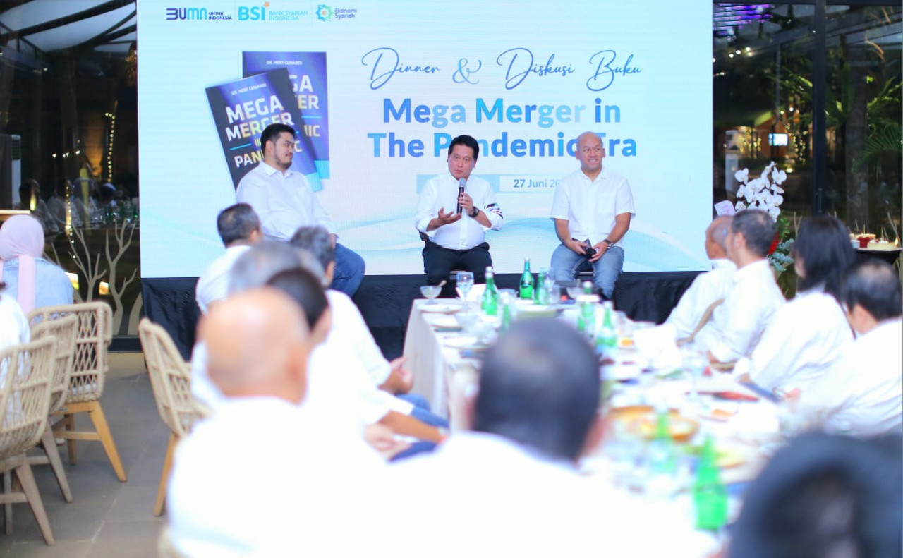 Direktur Utama BSI Hery Gunardi (tengah) didampingi Direktur Keuangan & Strategi BSI Ade Cahyo Nugroho (kanan) dan Chief Economist BSI Banjaran Surya Indrastomo (kiri) saat acara Diskusi Buku