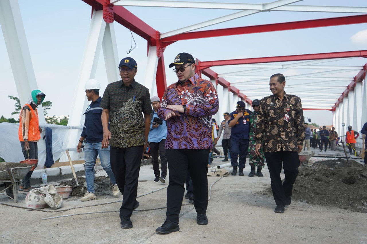 Mas Dhito saat meninjau progres pembangunan jembatan Jongbiru. (Foto: Pemkab Kediri for jatimnow.com)