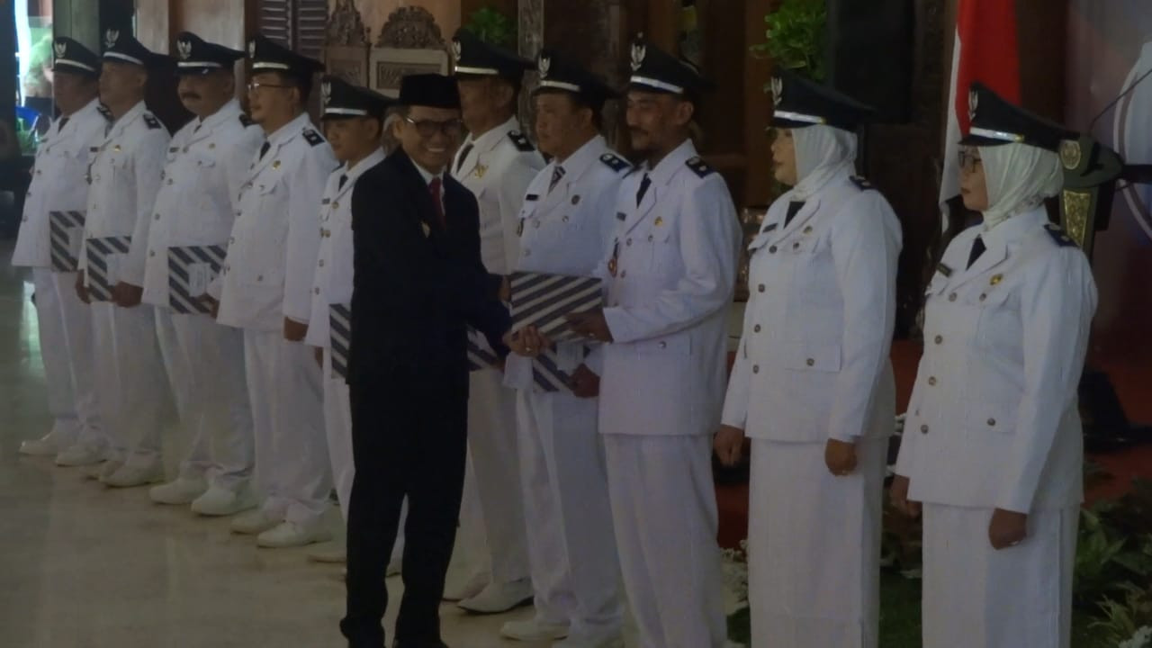Pj Bupati Tulungagung Heru Suseno saat menyerahkan SK kepada Kades di Tulungagung. (Foto: Bramanta Pamungkas/jatimnow.com)
