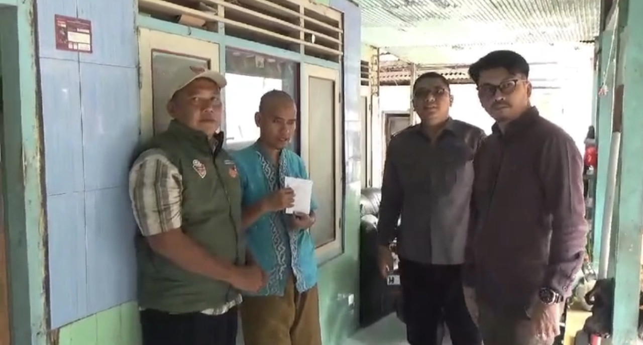 Petugas Pantarlih saat lakukan coklit di Bangkalan. (Foto: Fathor Rahman/jatimnow.com)