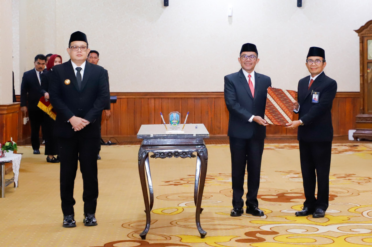 Pj Gubernur Jatim Adhy Karyono usai melantik Darmaji di Gedung Negara Grahadi (foto: Humas Pemprov Jatim for jatimnow.com)