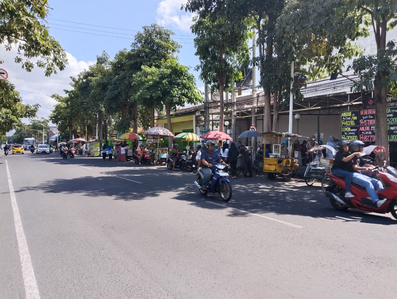 Sejumlah PKL yang berjualan di ruas Jl Ahmad Yani Timur Tulungagung. (Foto: Bramanta Pamungkas/jatimnow.com)