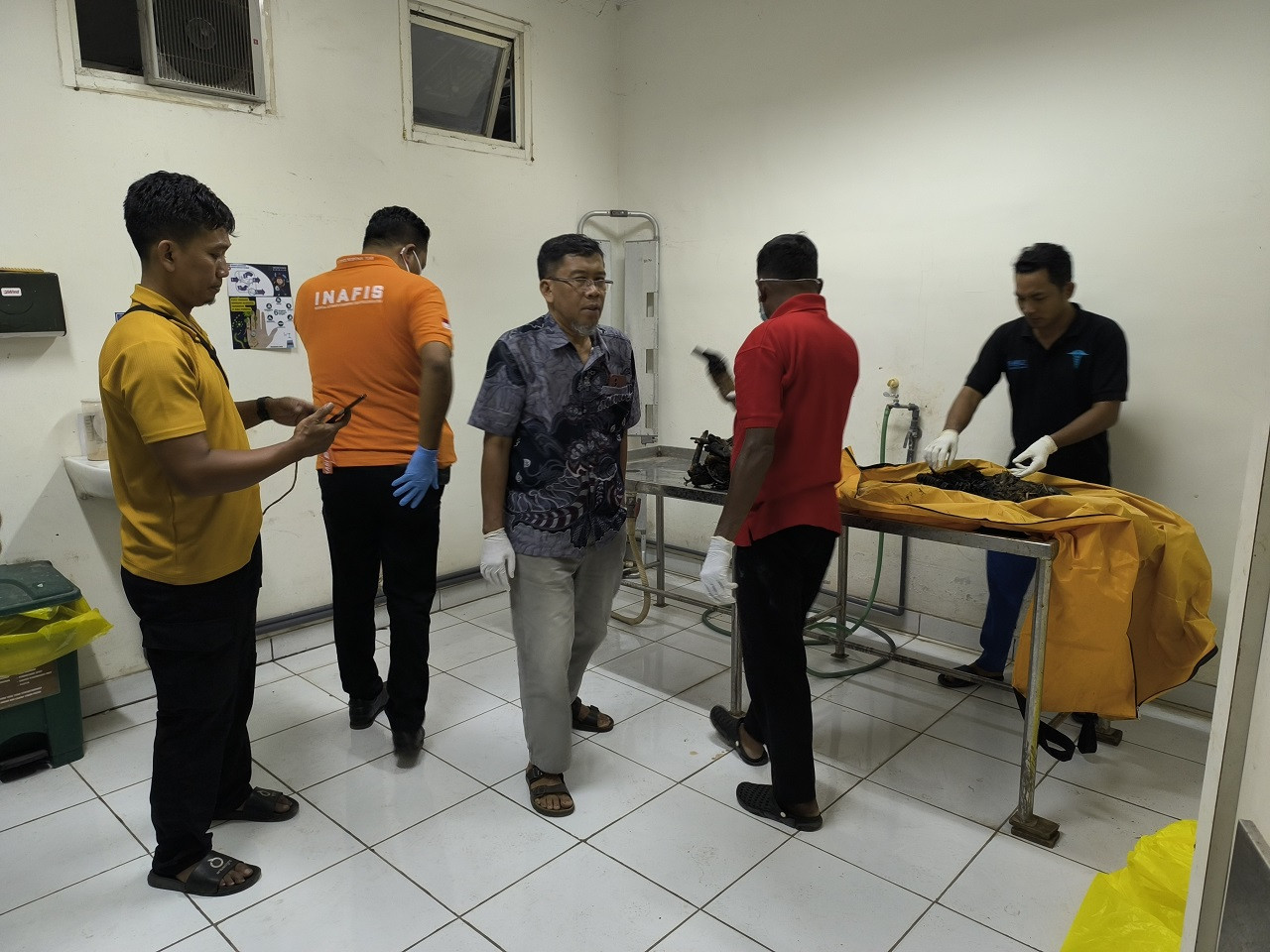 Dokter forensik usai melakukan pemeriksaan terhadap mayat terbakar. (Foto: Fathor Rahman/jatimnow.com)