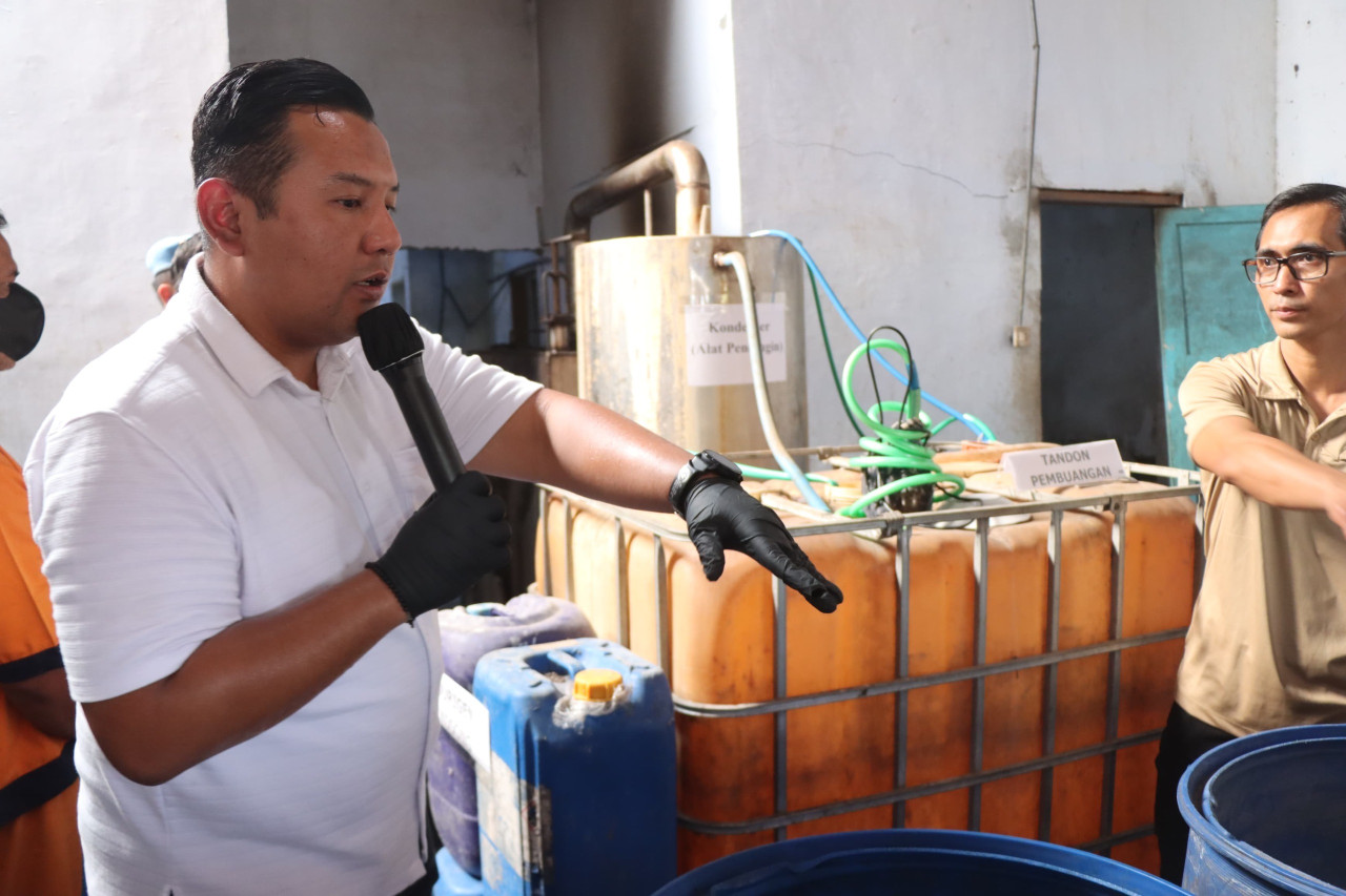 Polisi menunjukkan pabrik miras rumahan di Malang. (Foto: Polres Malang/jatimnow.com)