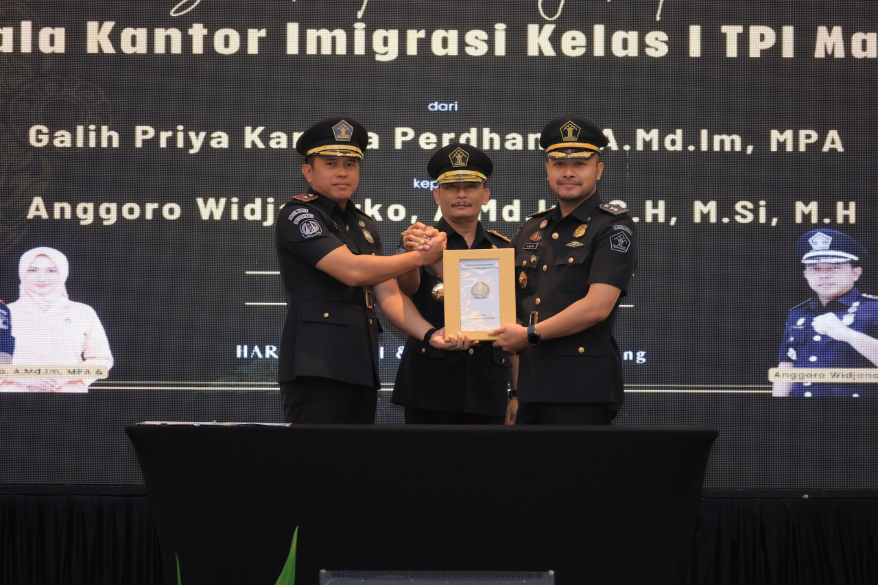 Pejabat lama Galih Priya Kartika resmi menyerahkan tongkat estafet kepimpinan kepada Anggoro Widjanarko. (Foto: Humas Kemenkumham Jatim for jatimnow.com)