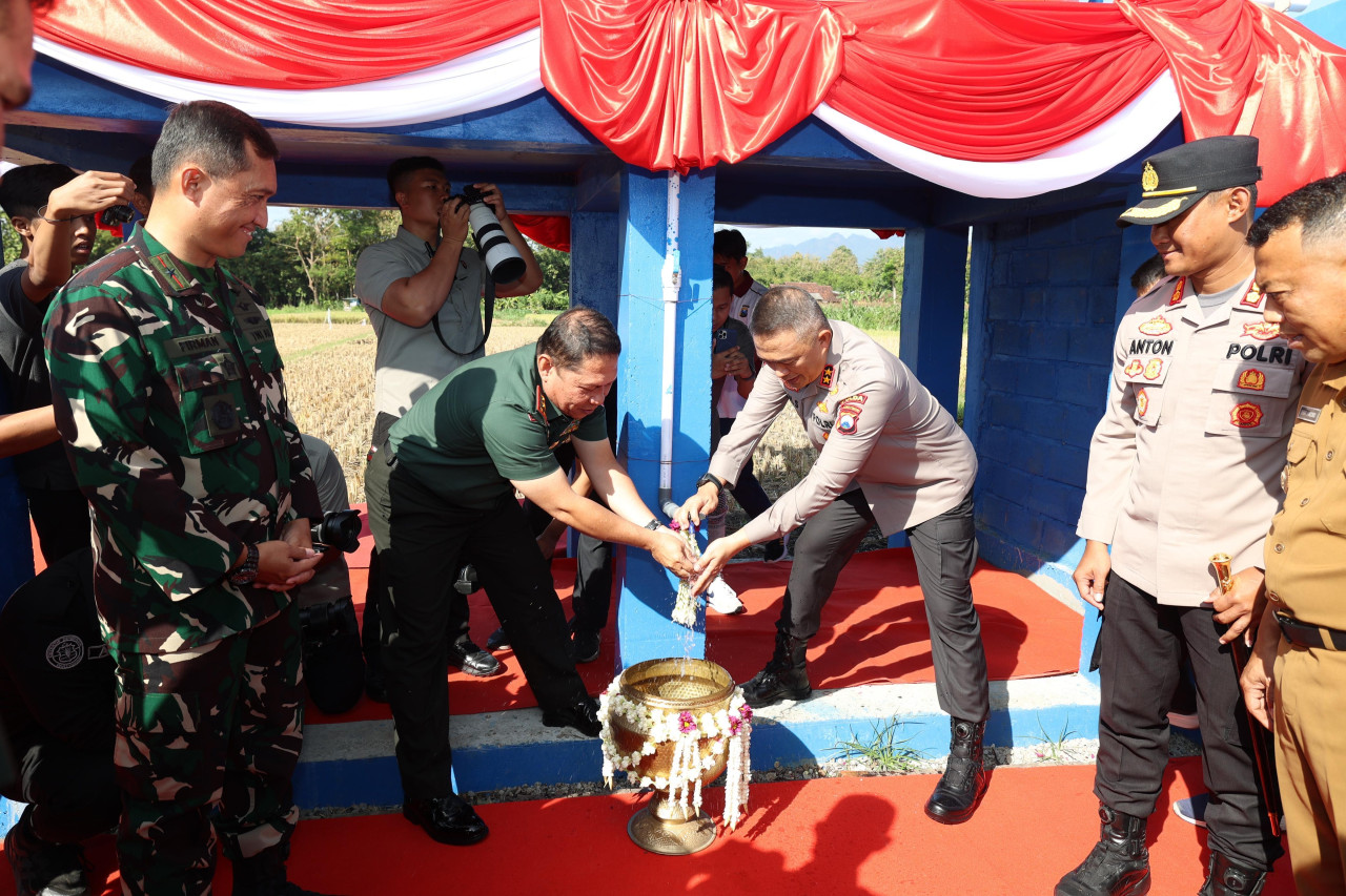 Kapolda Jatim Irjen Pol Imam Sugianto saat meresmikan pembangunan sumur bor di Desa Ngumpul, Kecamatan Balong, Ponorogo. (Foto: Ahmad Fauzani/jatimnow.com)