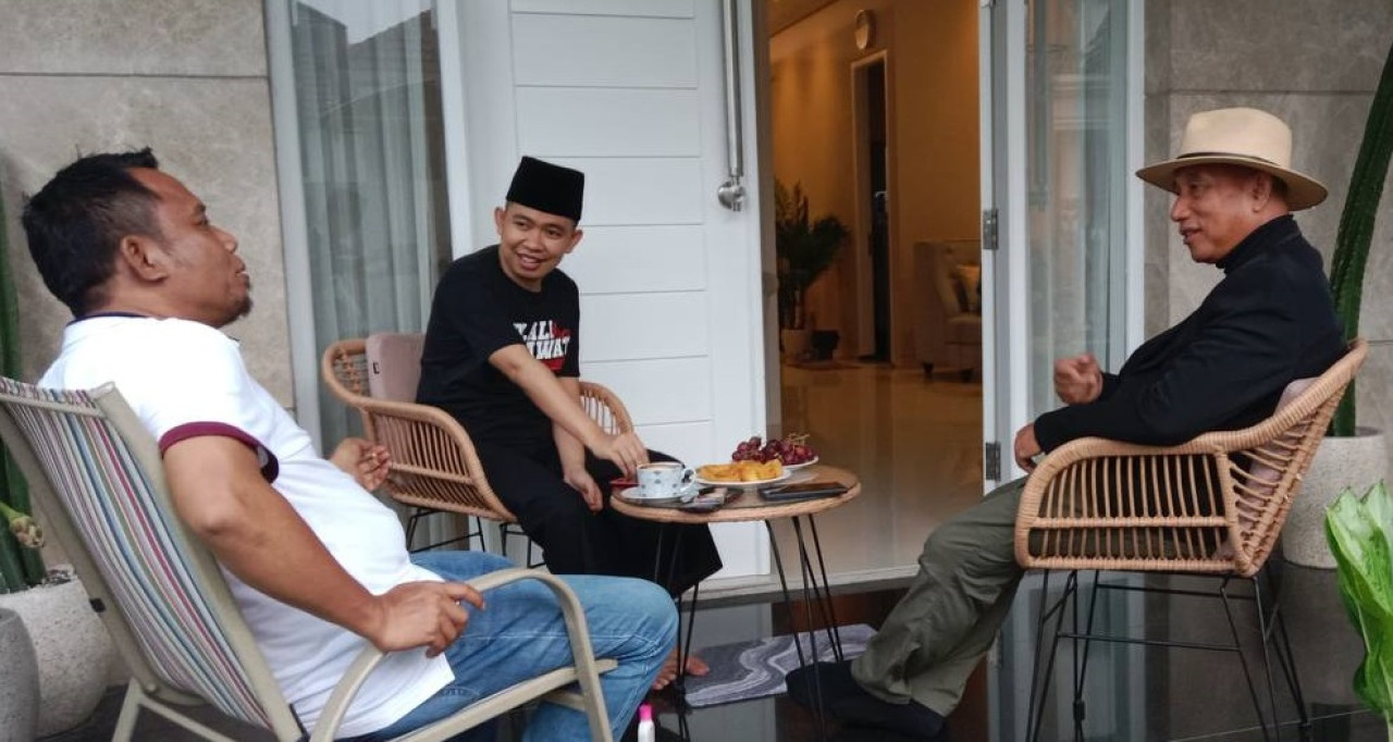 Gus Fawait saat ngobrol bareng Arum Sabil (bertopi) dan Agung Supriyanto anggota DPRD Jatim. (Foto: Khus for jatimnow.com)