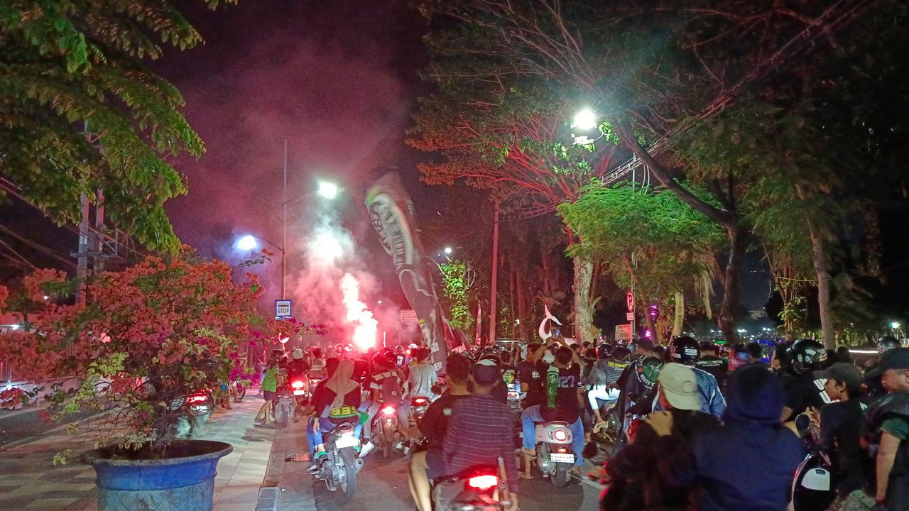 Bonek konvoi keliling Surabaya. (Foto: Misbahul Munir/jatimnow.com)