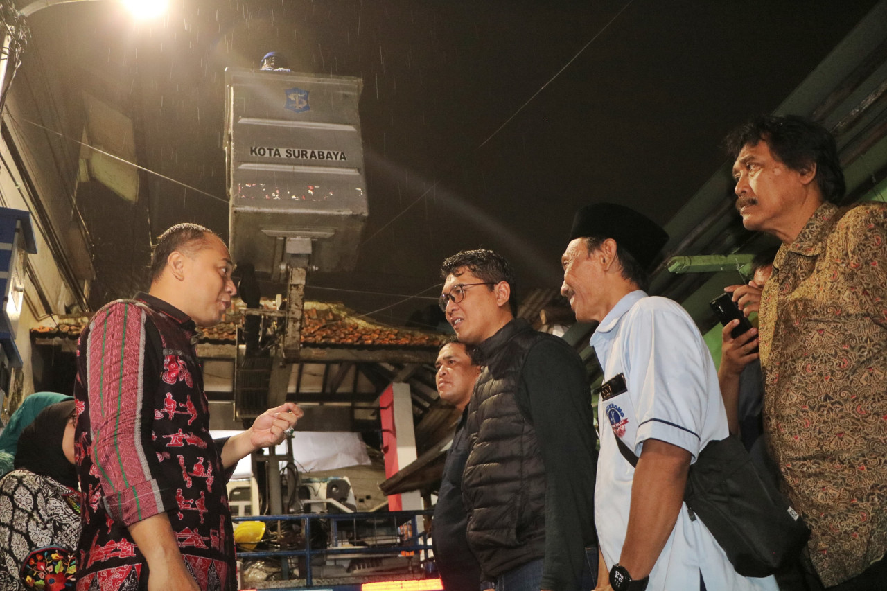 Pemasangan lampu PJU di Surabaya (Foto-foto: Pemkot Surabaya for jatimnow.com)