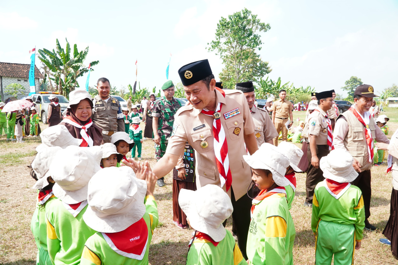 Bupati Lamongan, Yuhronur Efendi saat menyapa peserta pramuka prasiaga PAUD di Kecamatan Laren. (Foto : Humas Pemkab Lamongan for jatimnow.com)