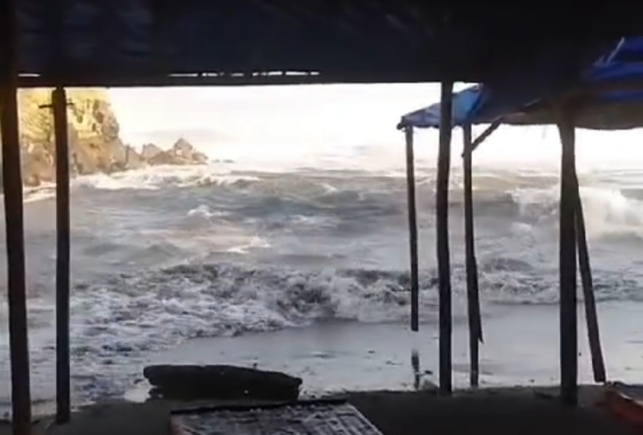 Gelombang Laut di Jember Tinggi, BPBD Ingatkan Pengunjung Pantai Berhati-hati