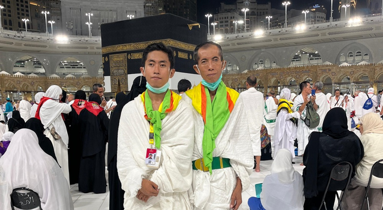 Jamaah Haji Termuda Lamongan Gandeng Ayah Cium Ka'bah tapi Sedih, Kenapa?
