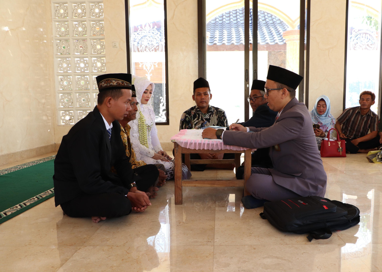 Sosialisasi bahayanya judi online saat ceramah ijab kabul. (Foto: Ahmad Fathor/jatimnow.com)