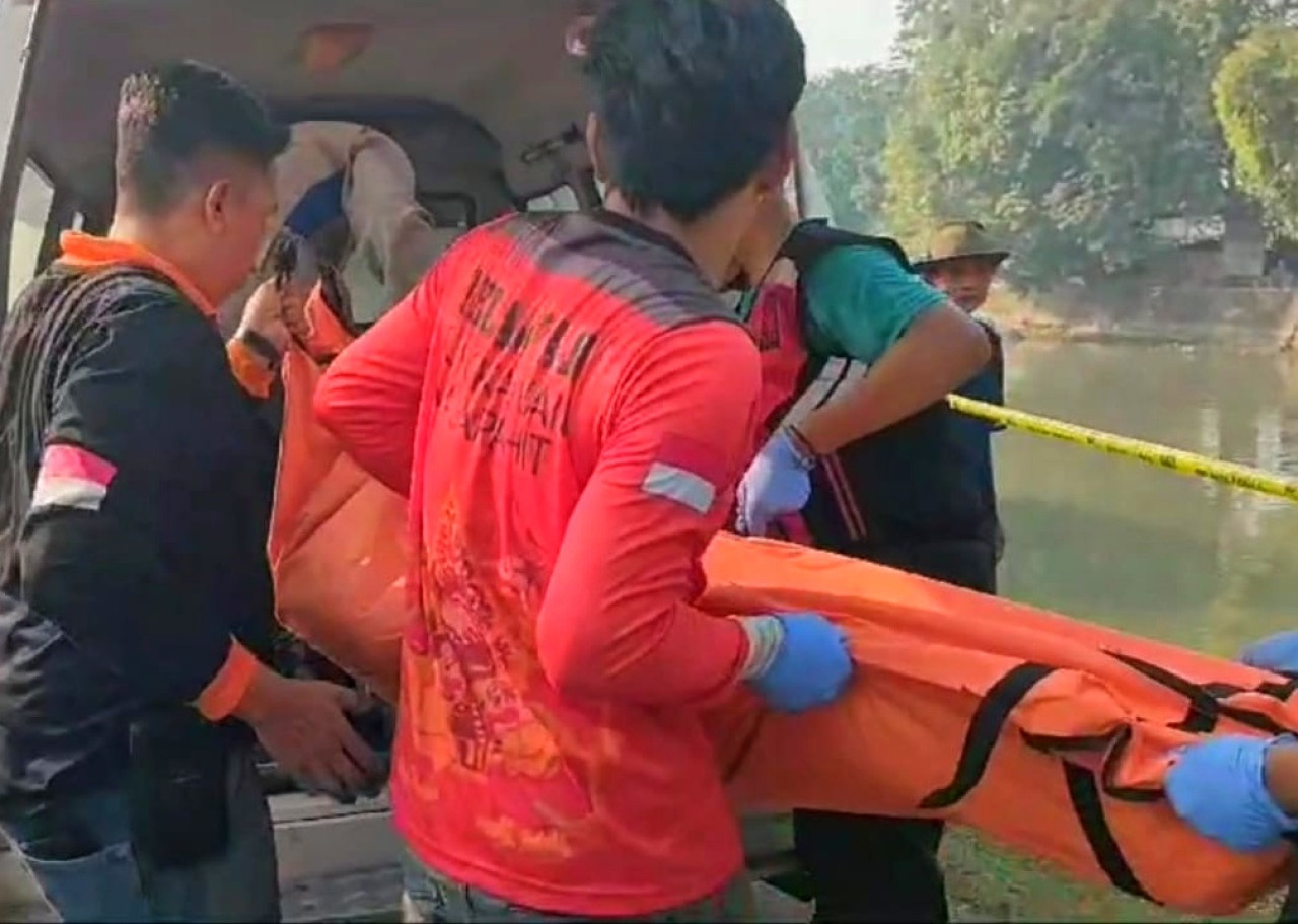 Mayat Suwarno yang ditemukan di sungai Desa Penambangan Balongbendo Sidoarjo. (Foto: Polsek Balongbendo for jatimnow.com)