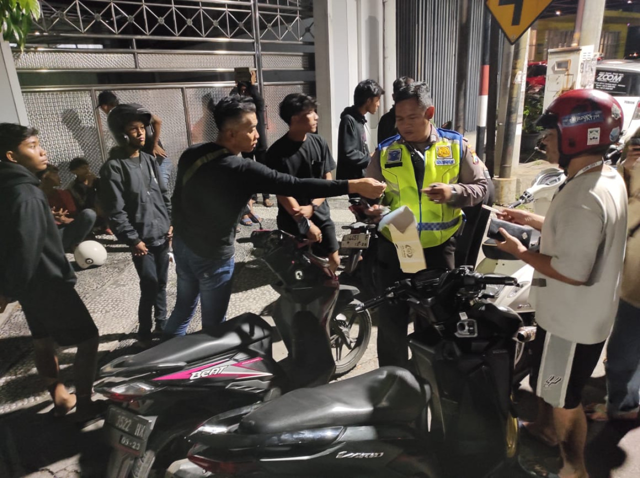 Polsek Wonocolo Bubarkan Balap Liar di Jemursari, 67 Motor Diamankan