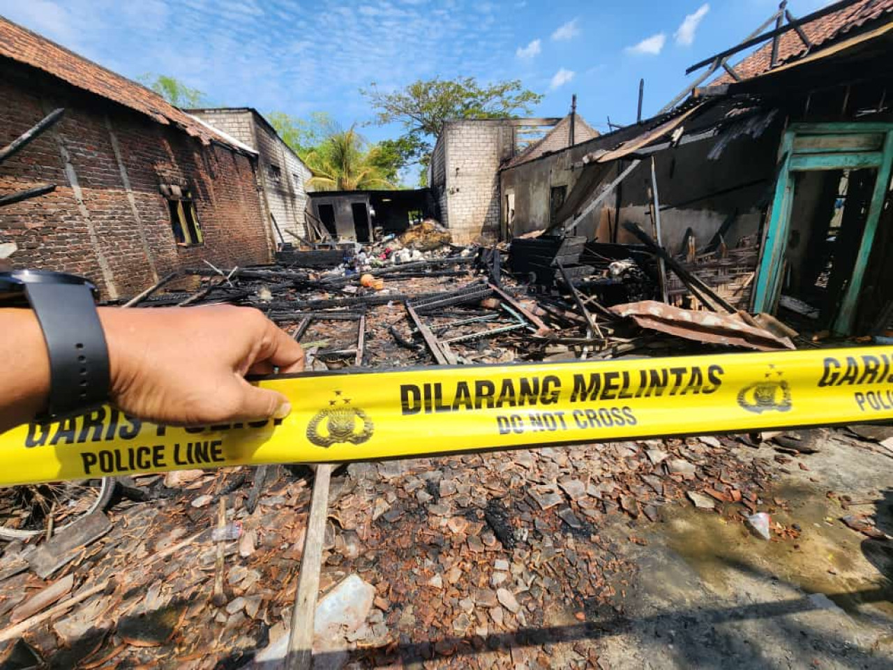 Kondisi rumah ludes terbakar di Desa Karangwedoro, Kecamatan Turi, Lamongan. (Foto: Adyad Iffansah/jatimnow.com)