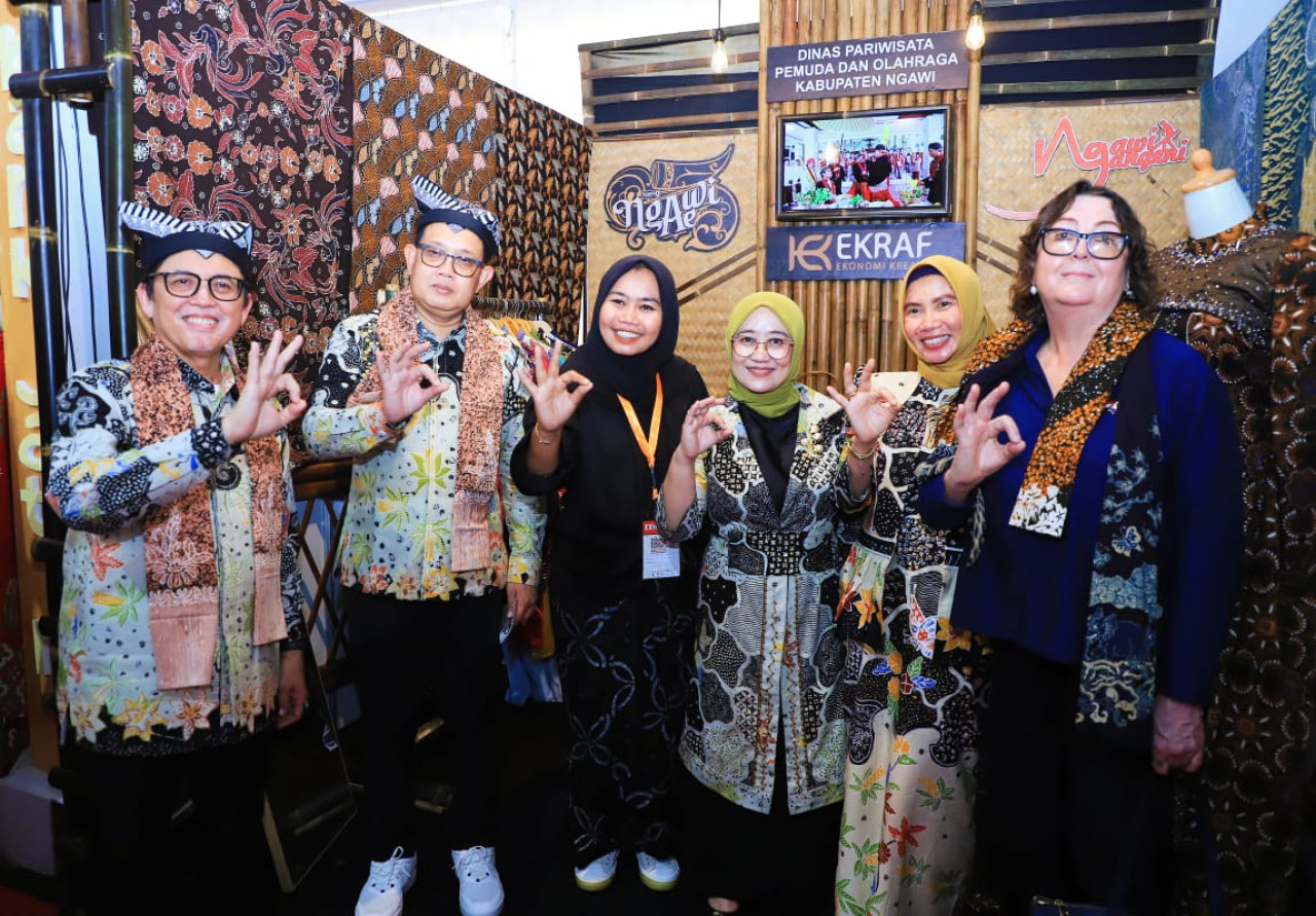 Pj Gubernur Jatim saat mengunjungi tenda peserta (dok humas Pemprov Jatim for jatimnow.com)