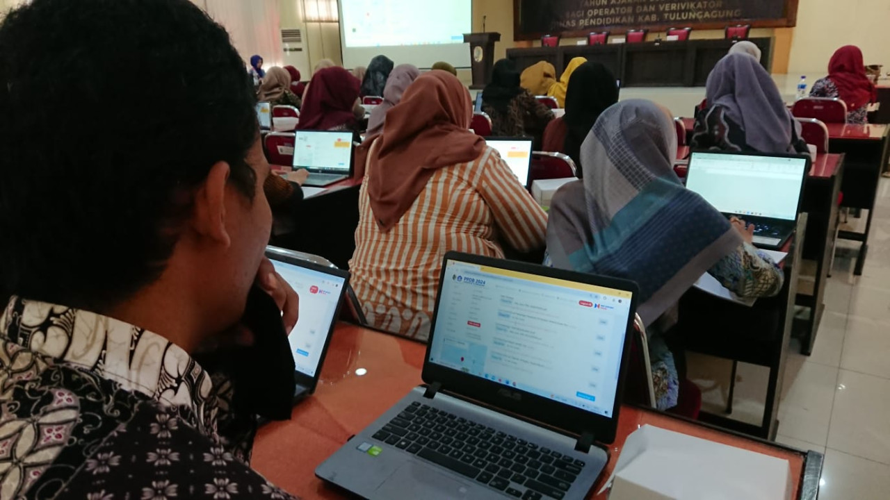 Operator PPDB saat mengikuti Bimtek yang digelar Dinas Pendidikan Tulungagung. (Foto: Bramanta Pamungkas/jatimnow.com)