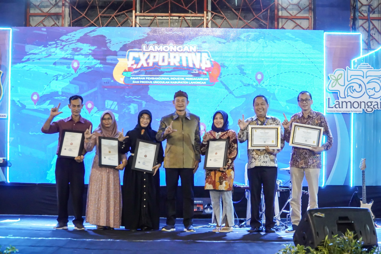 Pelaku usaha makanan khas Lamongan saat menerima sartifikat HKI berkat fasilitasi Pemkab Lamongan. (Foto: Humas Pemkab Lamongan for jatimnow.com)