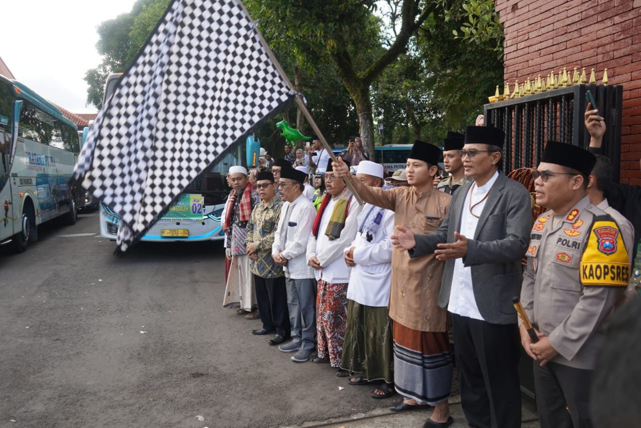 Ilustrasi. Jamaah haji asal Trenggalek saat hendak diberangkatkan. (Foto: Bramanta Pamungkas/jatimnow.com)