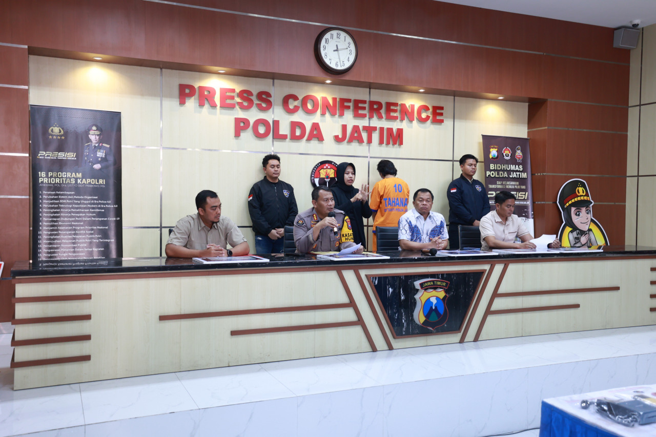 Kabid Humas Polda Jatim Kombes Pol Dirmanto di dampingi Direktur Reserse Kriminal Khusus (Dirreskrimsus) Polda Jatim, Kombes Pol Lutfie Sulistiawan (Foto: Polda Jatim for jatimnow.com)