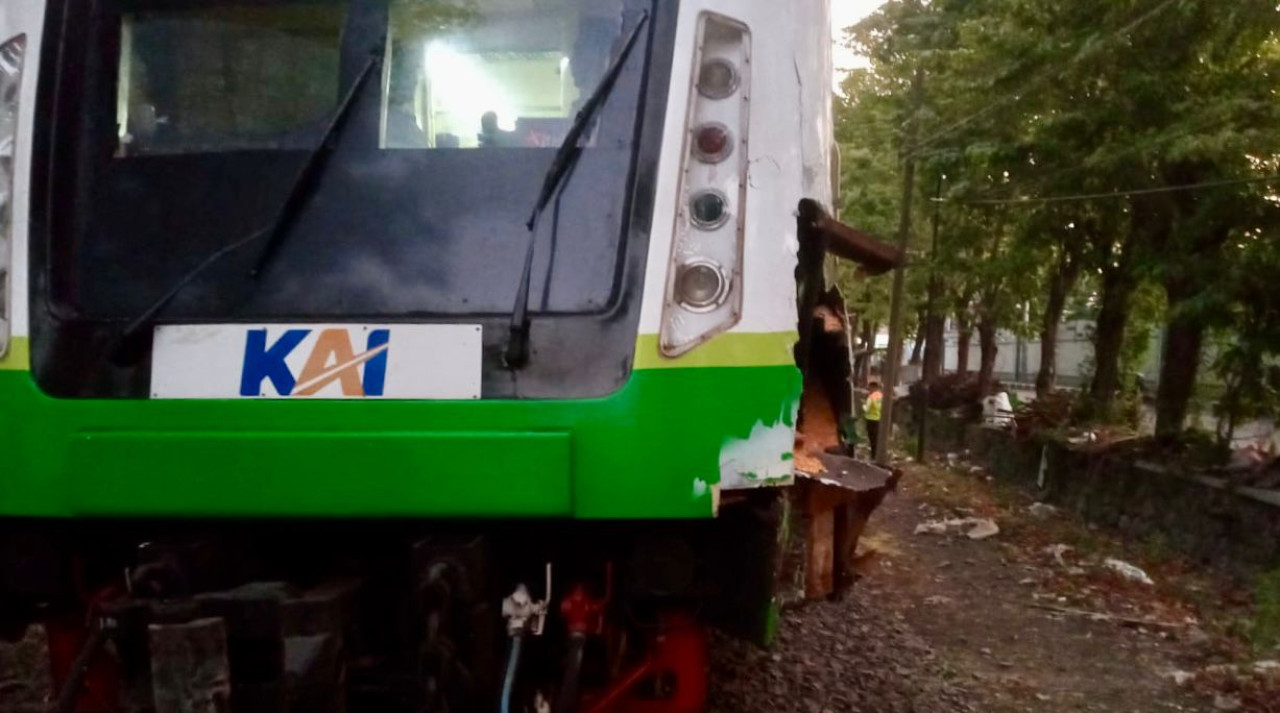Kondisi A Commuterline Sindro ditabrak truk. (Foto-foto: Humas Daop 8 Surabaya)