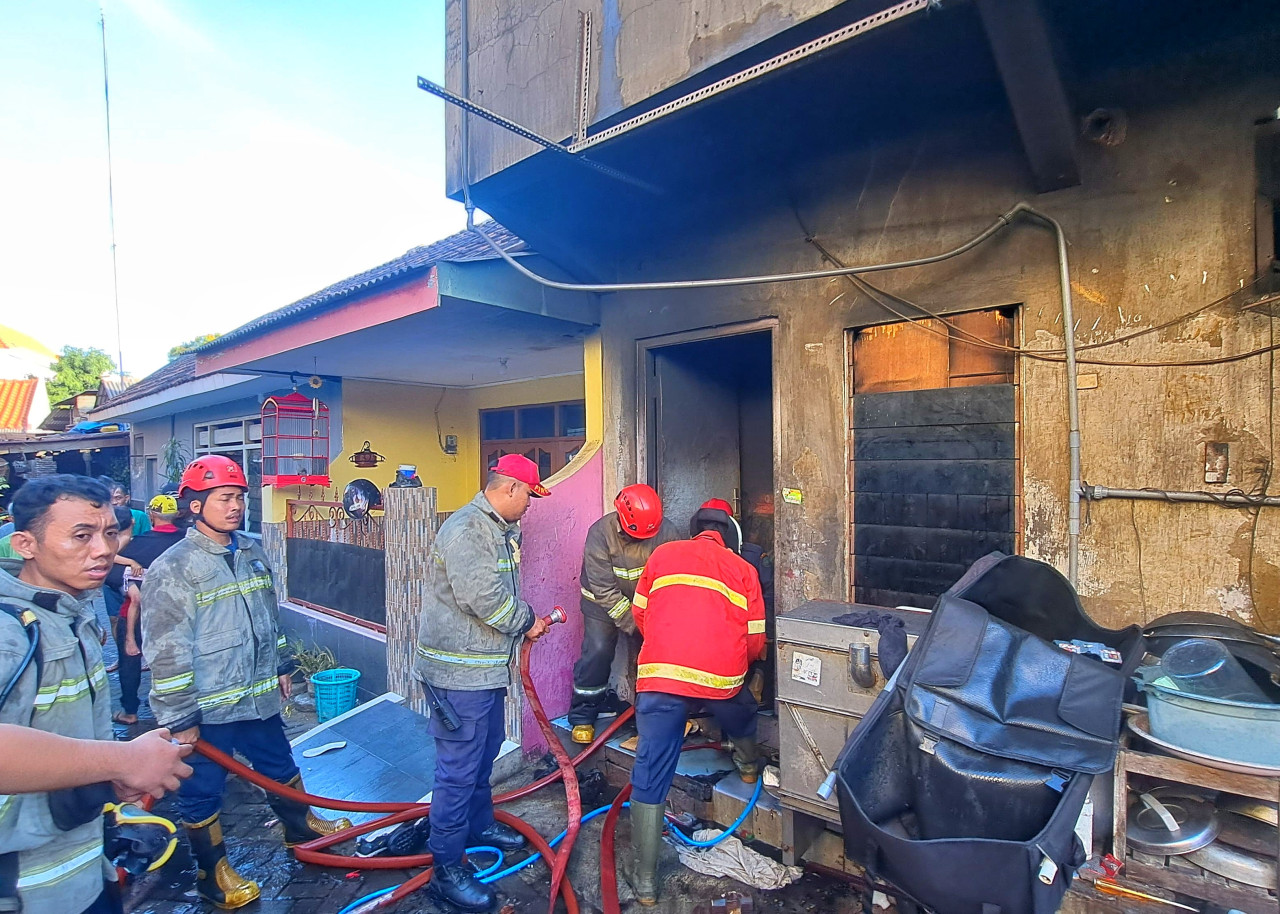 Kebakaran sebuah rumah di Gedangan Sidoarjo. (Foto : Ahaddiini HM/jatimnow.com)