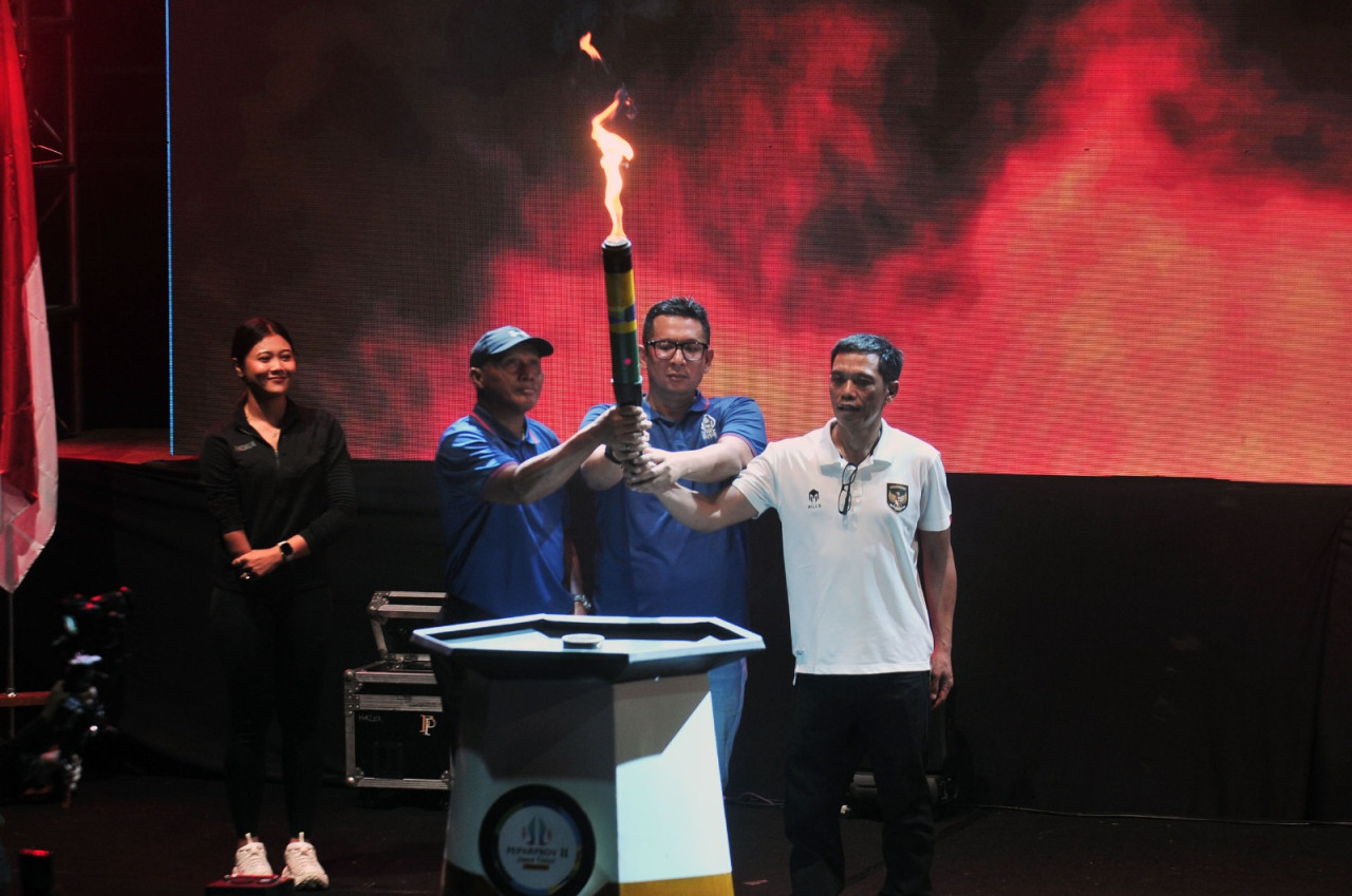 Kadispora Jatim Ali Kuncoro (tengah) saat membuka Peparprov Jawa Timur II 2024 di UNESA. (Foto: Dispora for jatimnow.com)