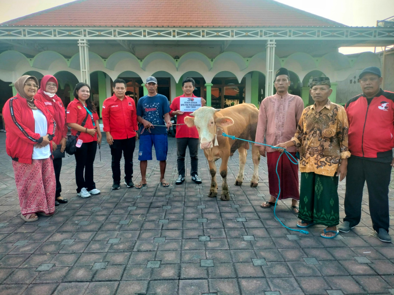 Sekretaris DPC PDI Perjuangan Sidoarjo, Samsul Hadi, SE, MM dan tim saat menyerahkan sapi kurban. (Foto: Ahaddiini HM/jatimnow.com)