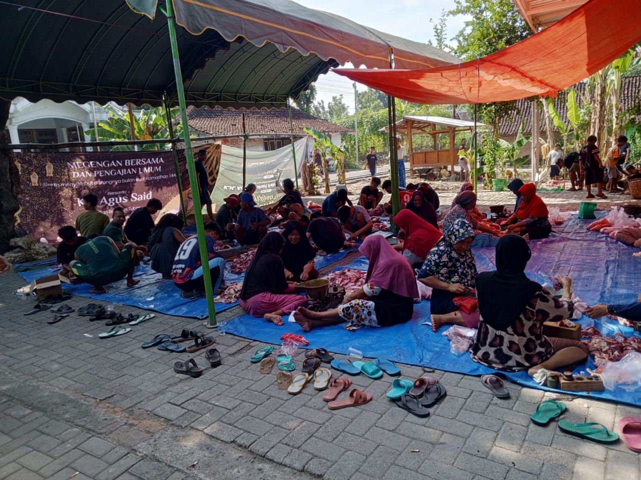 Suasana tempat penyembelihan di Lamongan. (Foto : Adyad Ammy Iffansah/jatimnow.com)