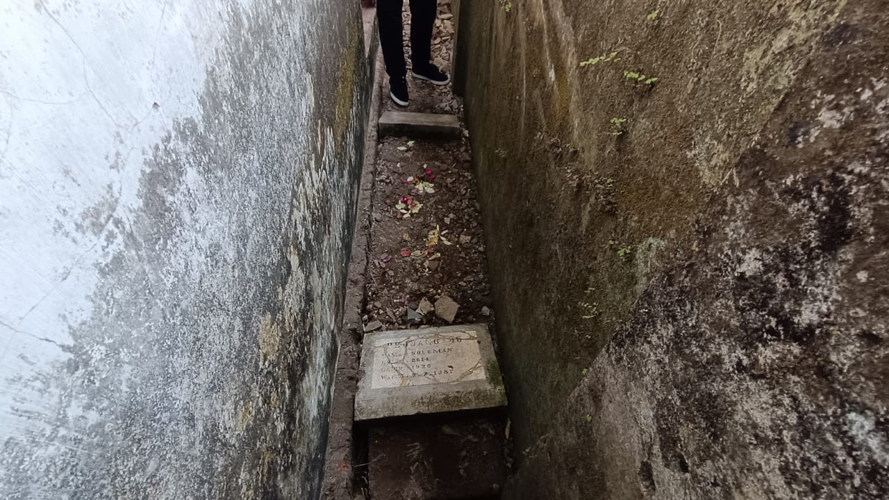 Dua nisan makam pejuang di samping bekas kantor kecamatan. (Foto: Ambang for jatimnow.com)