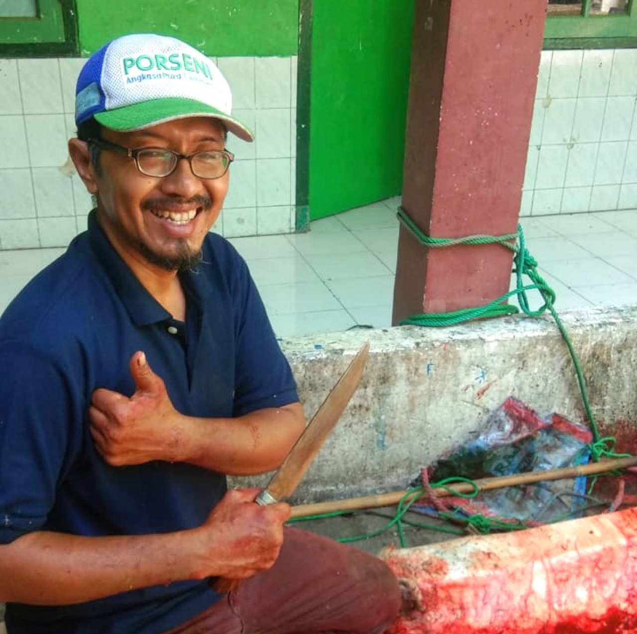 Mohamad Abdilah warga Desa Kalanganyar Sedati Sidoarjo usai menyembelih hewan kurban. (Foto: Ahaddiini HM/jatimnow.com)