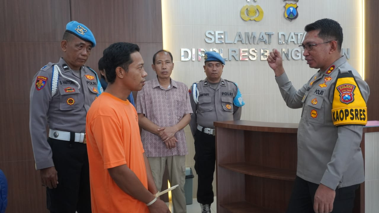 Tersangka ES diamankan Polres Bangkalan. (Foto: Fathor Rahman/jatimnow.com)