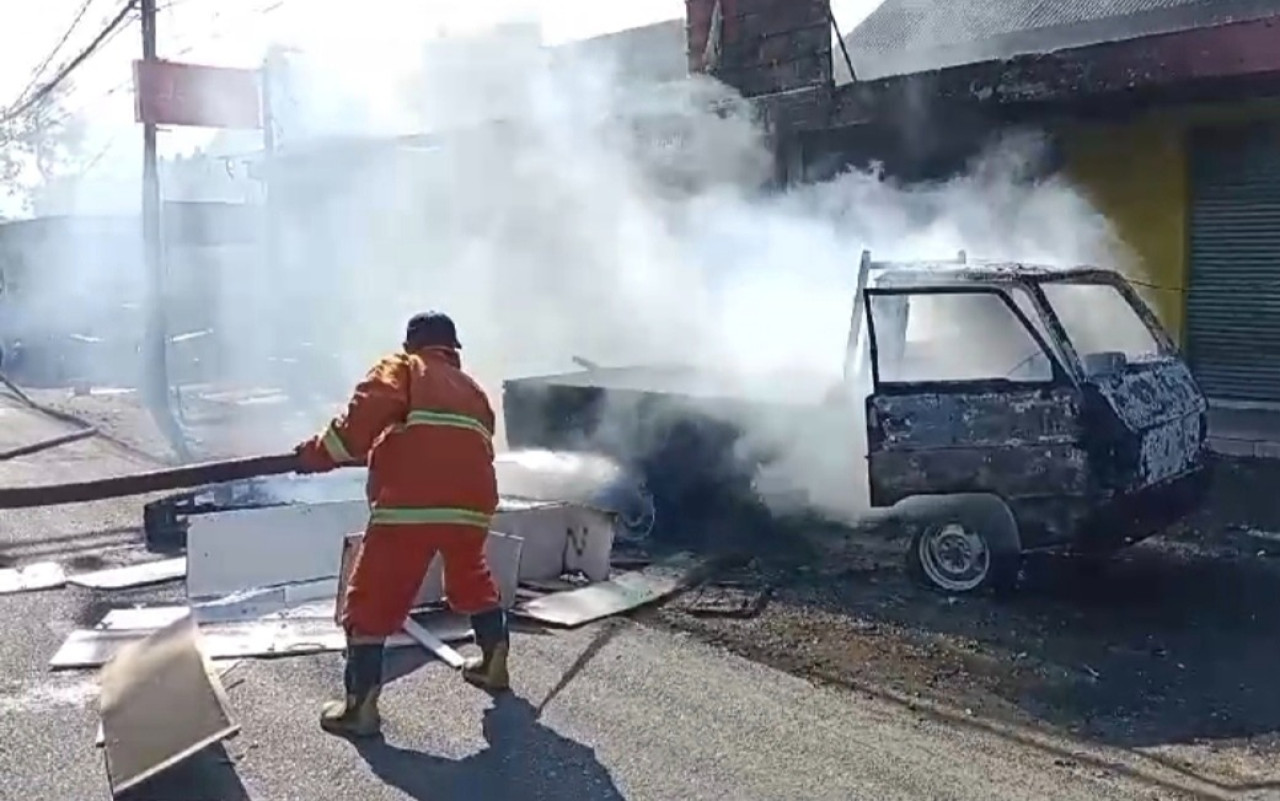Mobil pikap yang terbakar di Bangkalan. (Foto: tangkapan layar video amatir warga for  jatimnow.com)