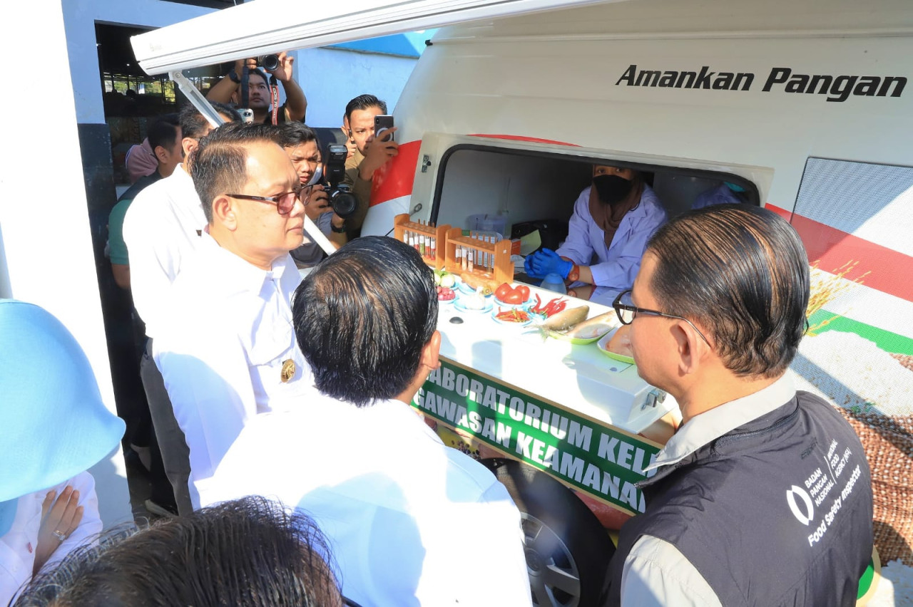 Pj Gubernur Jatim mendampingi kunjungan kerja Kepala Bapanas ke Pasar Nambangan Surabaya. (Foto: Humas Pemprov Jatim/jatimnow.com)