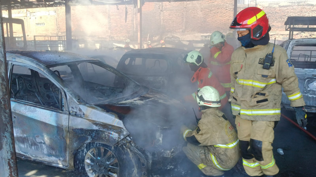 Petugas Damkar Surabaya saat melakukan pembasahan di Pool Damri Jagir (dok. Damkar Surabaya/jatimnow.com)