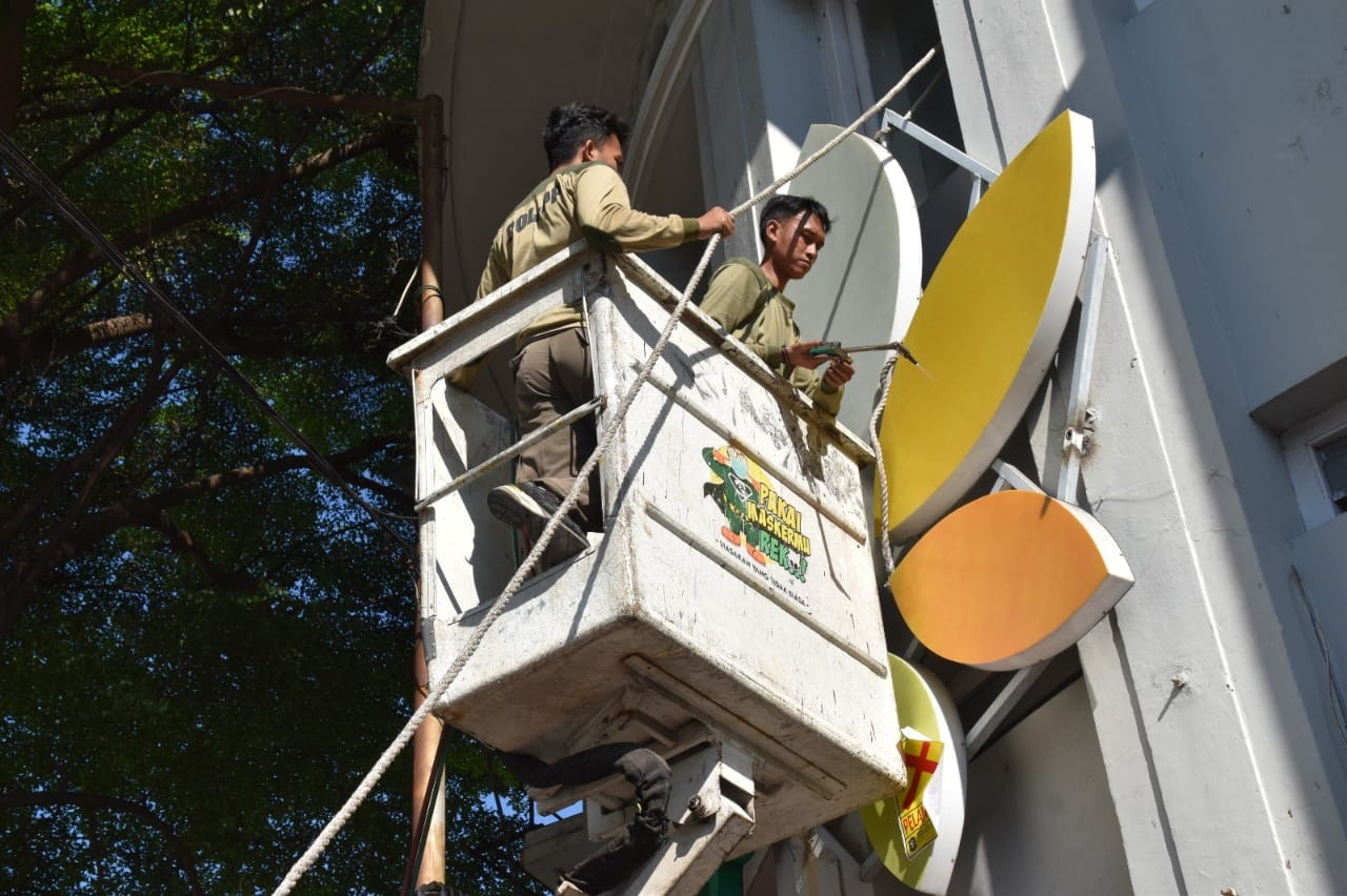Petugas satpol PP saat menertibkan reklame di Jalan rajawali surabaya (dok Satpol PP Surabaya for jatimnow.com)