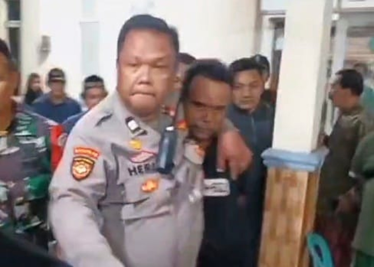 Viral Video Pria Sidoarjo Diamankan di Balai Desa, Diduga Cabuli Anak Tiri