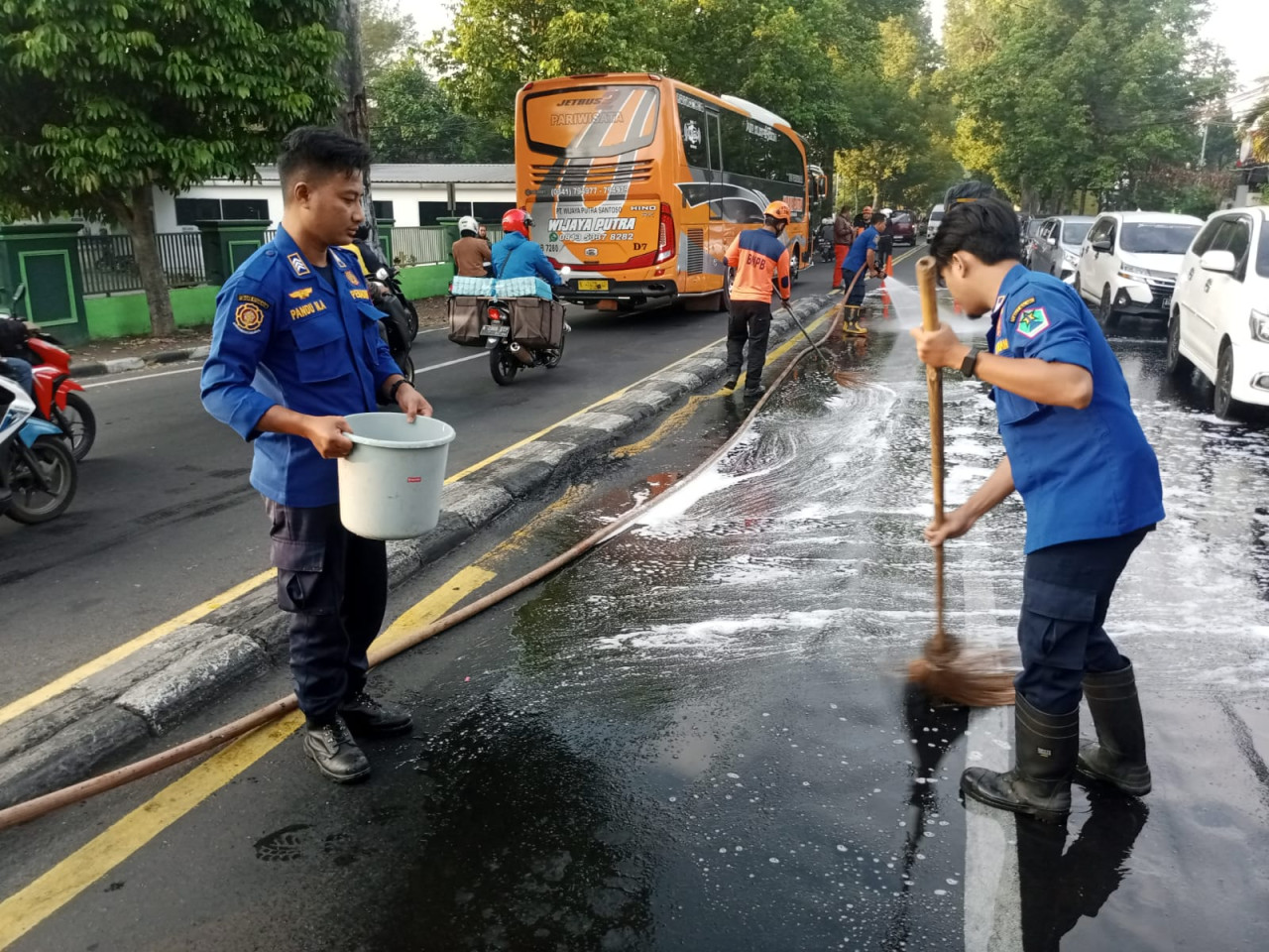 Tumpahan oli di perempatan rampal Kelurahan Kesatrian, Kecamatan Blimbing, Kota Malang. (Foto:  UPT Pemadam Kebakaran Kota Malang for jatimnow.com)