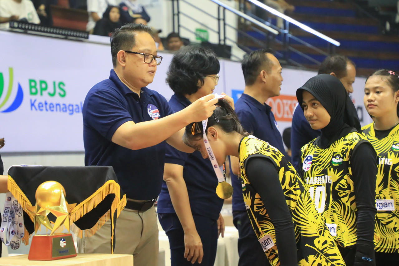 Pj Gubernur Adhy mengalungkan medali dan menyerahkan hadiah kepada pemenang Voliga (Foto-foto: Humas Pemprov Jatim for jatimnow.com)