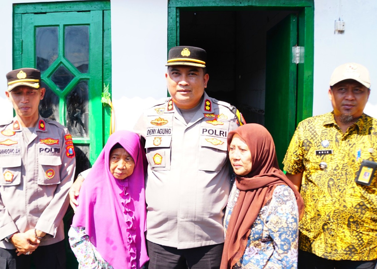 Waka Polresta Sidoarjo AKBP Deny Agung Andriana saat meninjau rampungnya proses bedah rumah Istatik Amsah. (Foto: Ahaddiini HM/jatimnow.com)