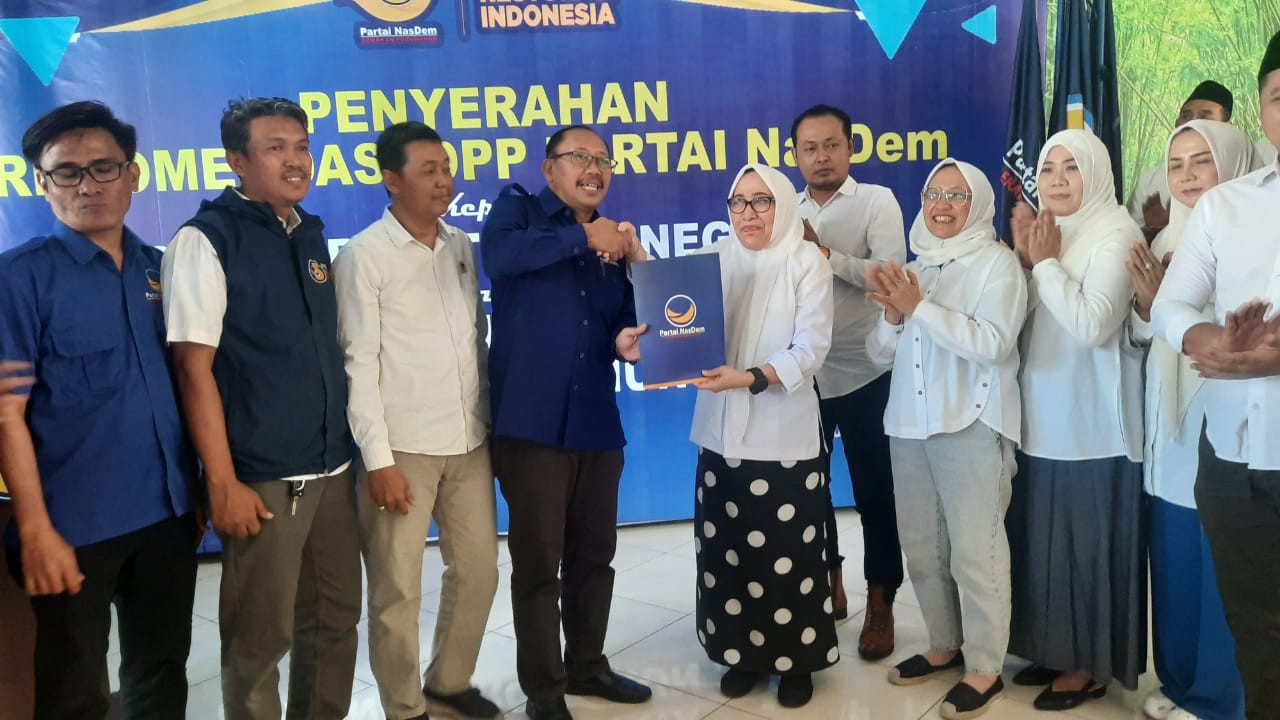 Ketua DPD NasDem Soehadi Moeljono saat memberikan surat rekomendasi kepada Anna Mu'awanah (Foto: Khotibul for jatimnow.com)