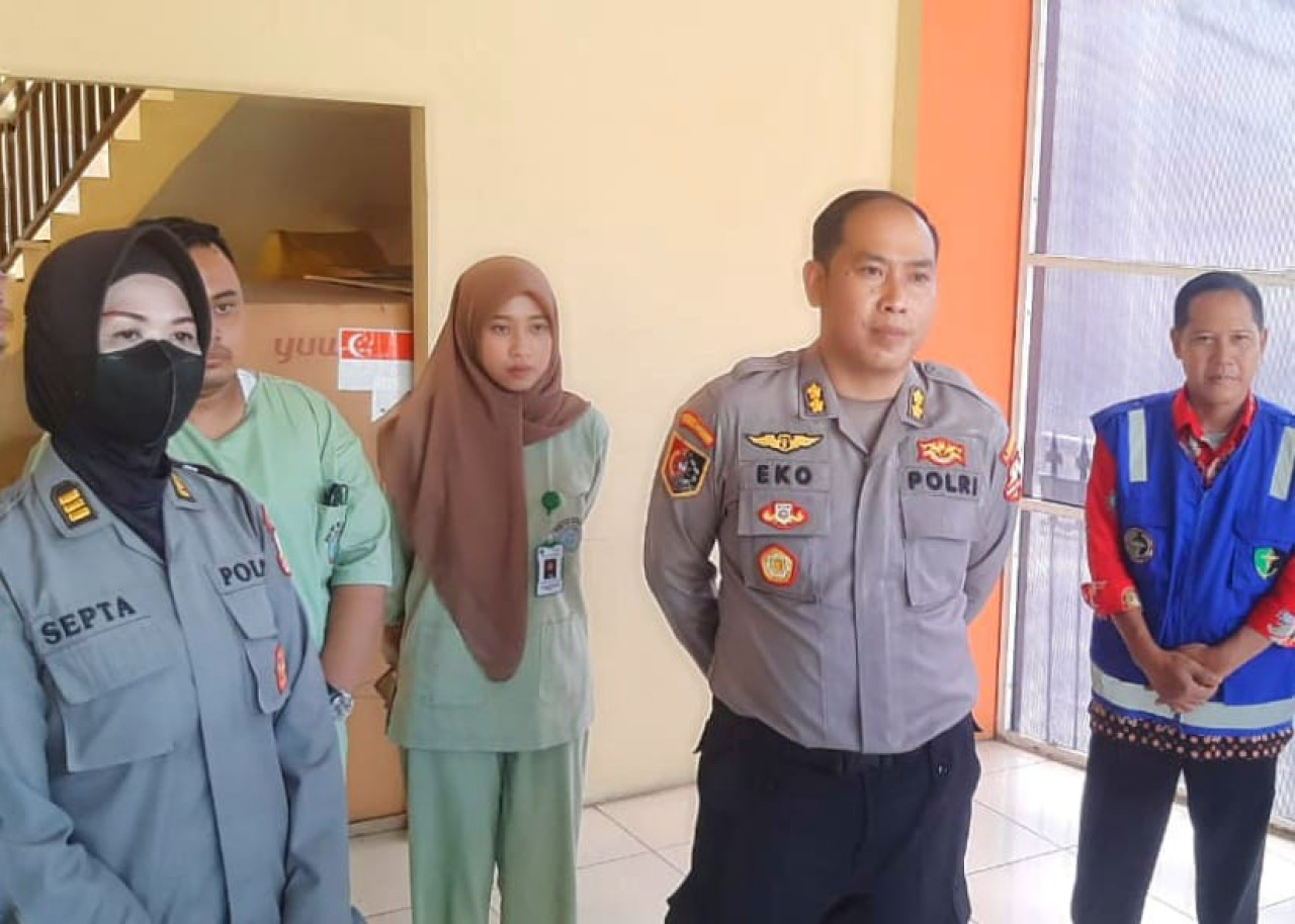 Kasatreskrim Polresta Sidoarjo, Kompol Agus Sobarnapraja dan Kepala forensik AKPB dr Eko Yunianto saat berada di RS Bhayangkara Porong Sidoarjo. (Foto: Ahaddiini HM/jatimnow.com)