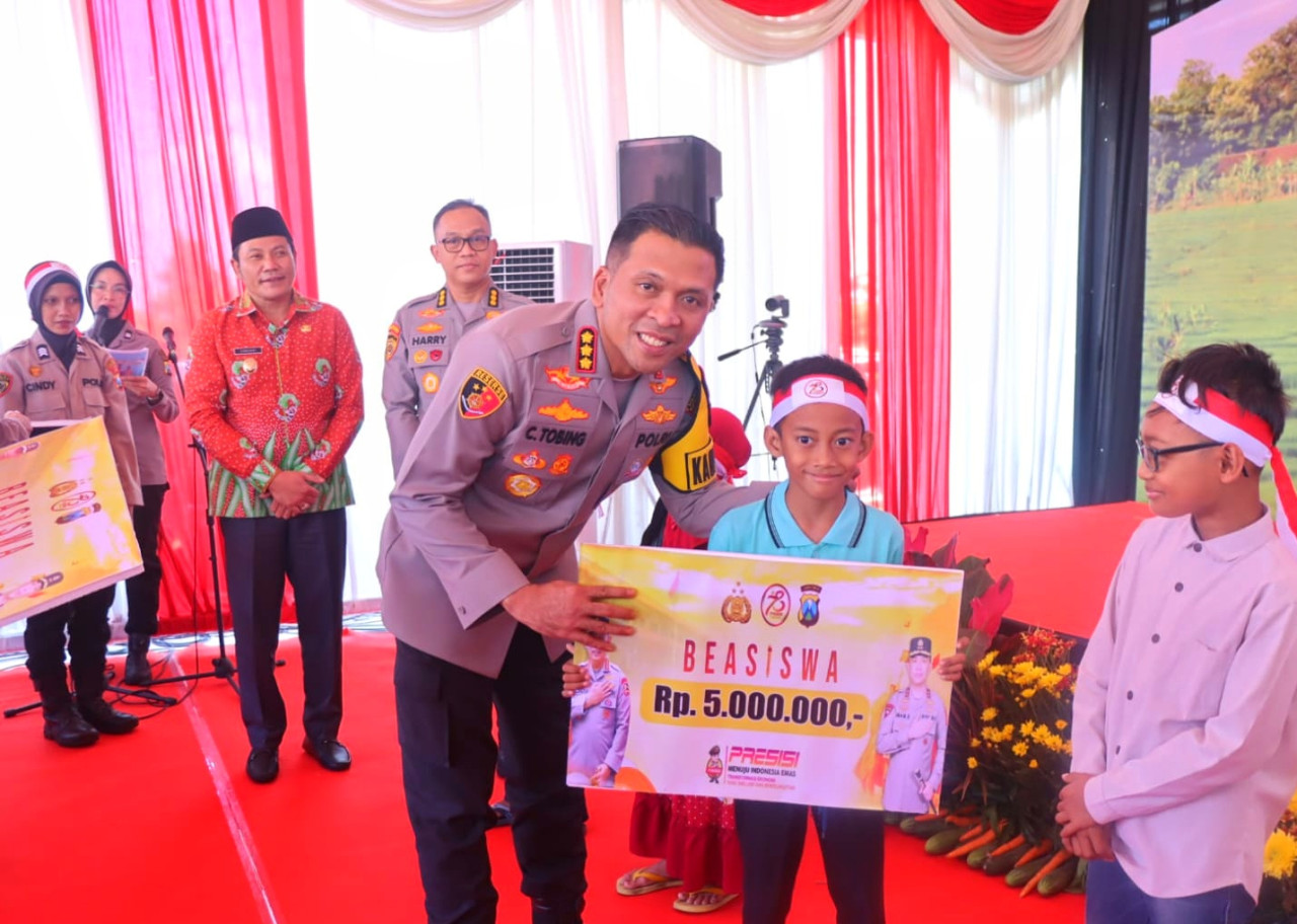 Pemberian beasiswa kepada anak petani di Sidoarjo. (Foto: Ahaddiini HM/jatimnow.com)
