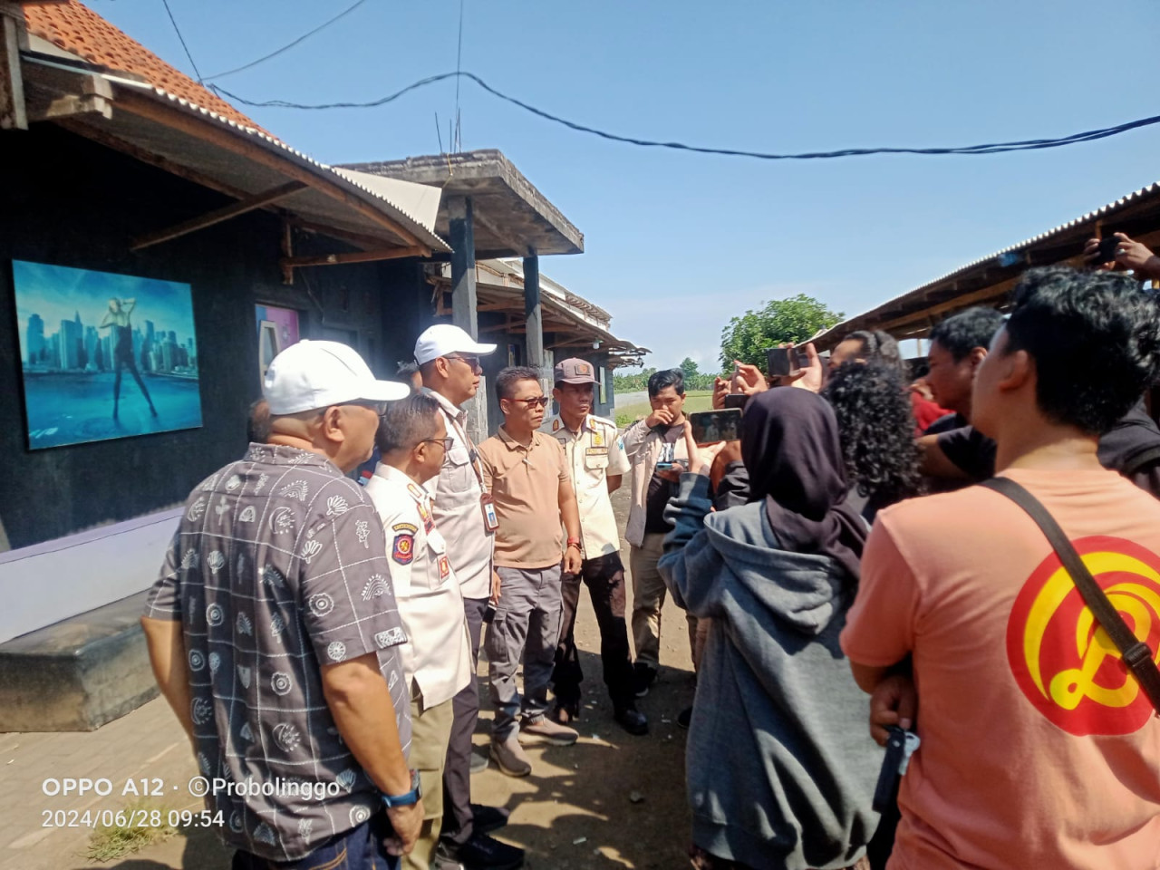 Satpol PP Kabupaten Probolinggo saat melakukan penutupan karaoke ilegal beekedok Kafe (Foto: Arif for jatimnow.com)