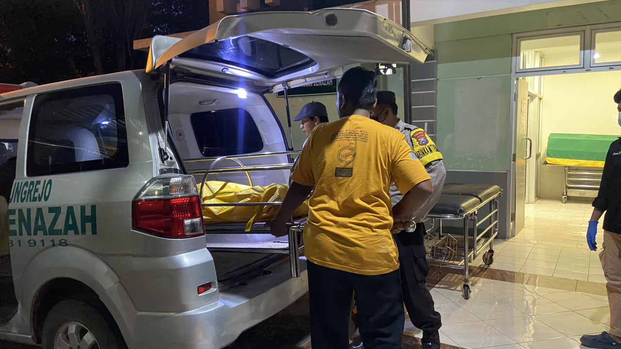 Polisi membawa jenazah ke RSUD dr Harjono Ponorogo. (Foto: Ahmad Fauzani/jatimnow.com)