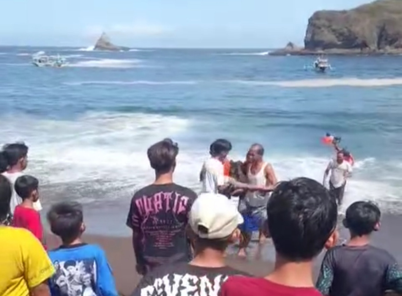 Pengunjung pantai selatan Payangan Jember digulung ombak. (Foto: tangkapan layar video warga)