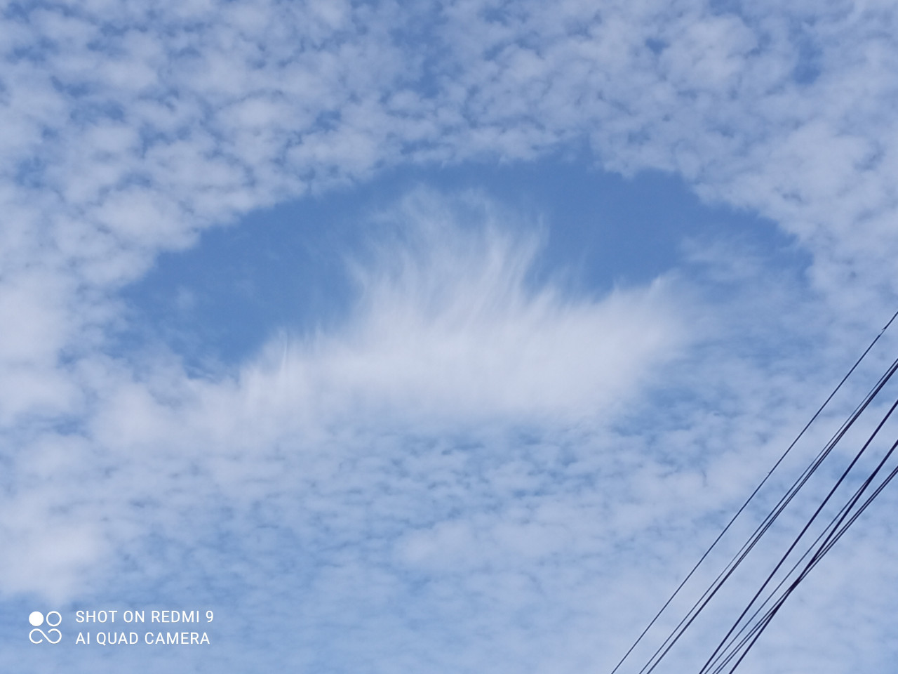 Fenomena awan berlubang di langit Jember yang viral. (Foto-foto: Sugianto/jatimnow.com)